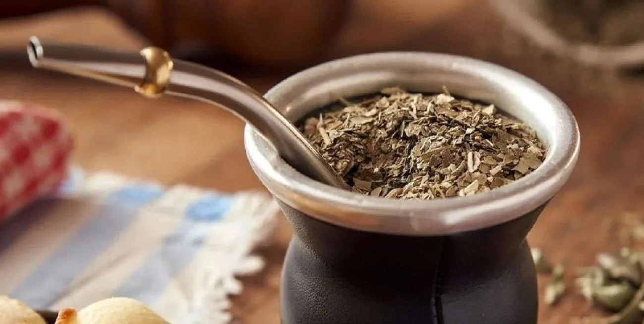 Mate argentino con bombilla y termo